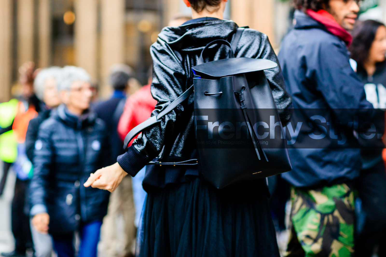atmosphere details, black bag, black jacket, black perfecto, black skirt, black sweater, detail, fashion week, frenchystyle, FW, hoodie, horizontal, jonathan paciullo, leather backpack, leather bag, leather jacket, leather perfecto, LFW, LONDON, mansur gabriel, SPRING SUMMER 2017, SS 17, street style, tone on tone, total look black, woman