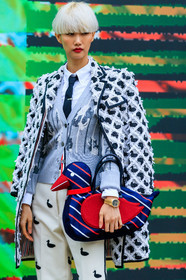thom browne bag, thom browne coat, thom browne look, thom browne cardigan, thom browne pants, red bag, navy blue bag, striped bag, animal shape bag, hand bag, white coat, embroidered coat, black coat, pearl embroidered coat, white shirt, black tie, grey cardigan, jacquard cardigan, white pants, embroidered pants, man style look, golden watch, rolex watch, fashion week, frenchystyle, FW, jonathan paciullo, street style, PFW, PARIS, SPRING SUMMER 2020, SS 20, horizontal, atmosphere details, detail