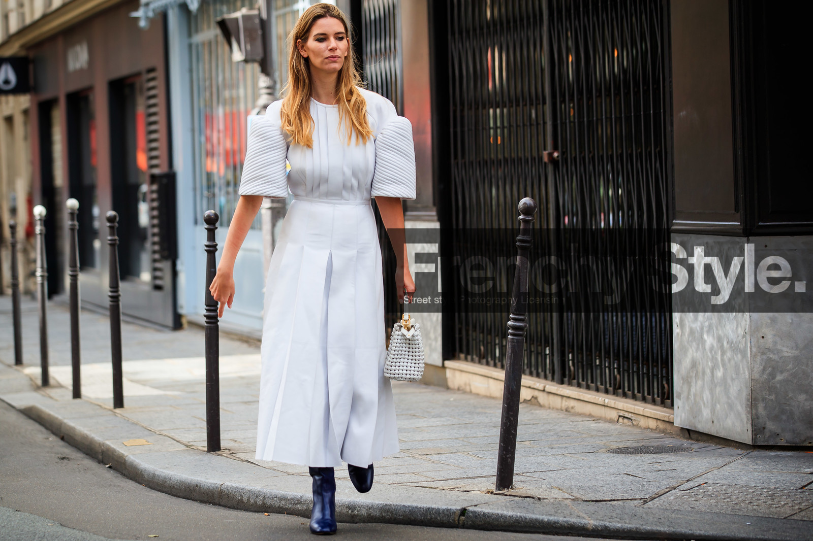 white leather bag, white leather dress, navy blue leather boots, quilted dress, pleated dress, short sleeves dress, long dress, fendi bag, fendi boots, fendi dress, plaited bag, openwork bag, mini bag, peekaboo bag, hand bag, kitten heels boots, PARIS, PFW, fashion week, frenchystyle, FW, jonathan paciullo, street style, SPRING SUMMER 2021, SS 21, horizontal, atmosphere details, full length