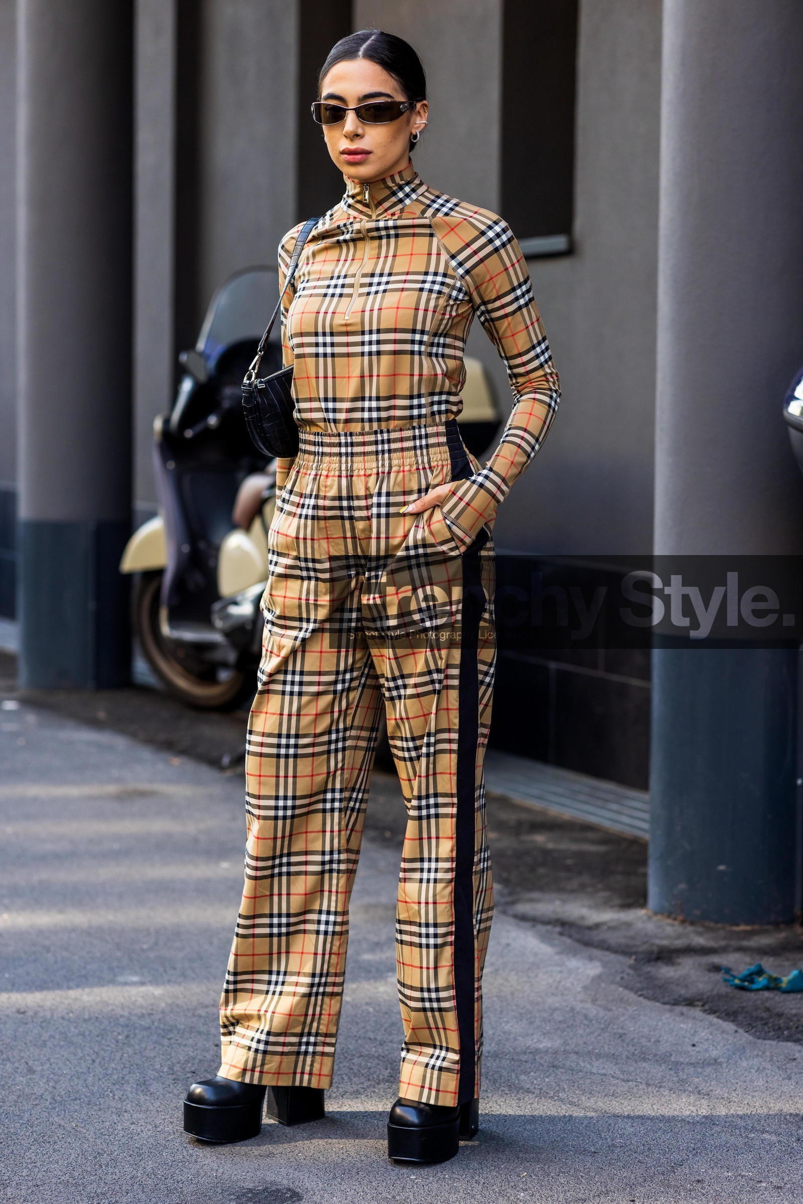 black bag, black boots, burberry look, check, checked pants, checked top, croc bag, fluid pants, leather bag, leather boots, plateform, print, printed pants, printed top, sunglasses, zipped top, beige top, beige pants, stripes, fashion week, frenchystyle, FW, jonathan paciullo, street style, SPRING SUMMER 2022, SS 22, MFW, MILAN, vertical, full length