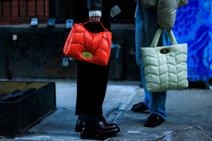 details, accesories, coach handbangs, puffed coach bags, red doctor bag, red handbag, white cabad, white handbag, fashion week, frenchystyle, FW, jonathan paciullo, street style, NYFW, NEW YORK, AUTUMN WINTER 2022-2023, FALL WINTER 2022_2023, FW 22-23, atmosphere details, horizontal