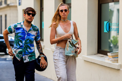 atmosphere details, beige bag, beige pants, blue shirt, bra, choker, crop top, detail, fashion week, frenchystyle, FW, hawaiian shirt, horizontal, jonathan paciullo, leather bag, MENSWEAR, necklace, PARIS, PFW, printed bag, printed shirt, SPRING SUMMER 2018, SS 18, street style, sunglasses, tattoos, trousers