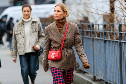 blazer, blue pants, brown jacket, brown sweater, checked, graphic bag, graphic jacket, graphic pants, jessie bush, leather bag, plaid, printed bag, printed jacket, printed pants, red bag, trousers, turtleneck sweater, street style, jonathan paciullo, frenchystyle, NYFW, NEW YORK, AUTUMN WINTER 2019-2020, AW 19-20, FALL WINTER 2019-2020, FW 19-20, fashion week, FW, atmosphere details, horizontal, detail