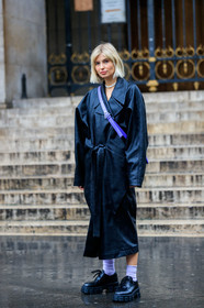 xenia adonts, black leather trench coat, black leather derbie, belted trench coat, big sole shoes, laced shoes, prada shoes, lilac socks, lurex socks, crossbody bag, purple leather bag, plaited bag, bottega veneta bag, fashion week, frenchystyle, FW, jonathan paciullo, street style, PFW, PARIS, vertical, full length