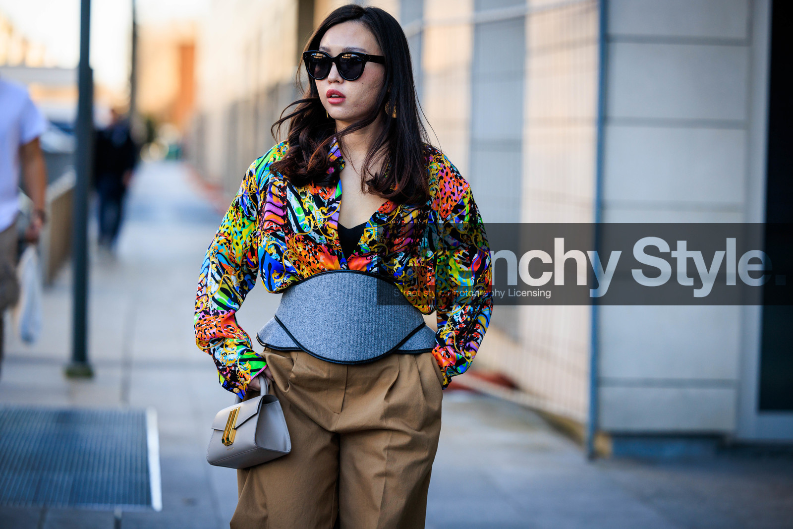 multiprint shirt, multicolor shirt, black shirt, grey belt, corset belt, brown pants, silver handbag, clutch handbag, fashion week, frenchystyle, FW, jonathan paciullo, street style, atmosphere details, horizontal