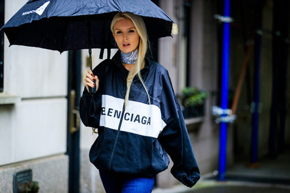 balenciaga, bandana, black jacket, blue denim, denim pants, graphic jacket, jeans, kate davidson hudson, printed jacket, trousers, umbrella, white scarf, street style, jonathan paciullo, FW, frenchystyle, fashion week, NYFW, NEW YORK, SPRING SUMMER 2019, SS 19, atmosphere details, horizontal, detail