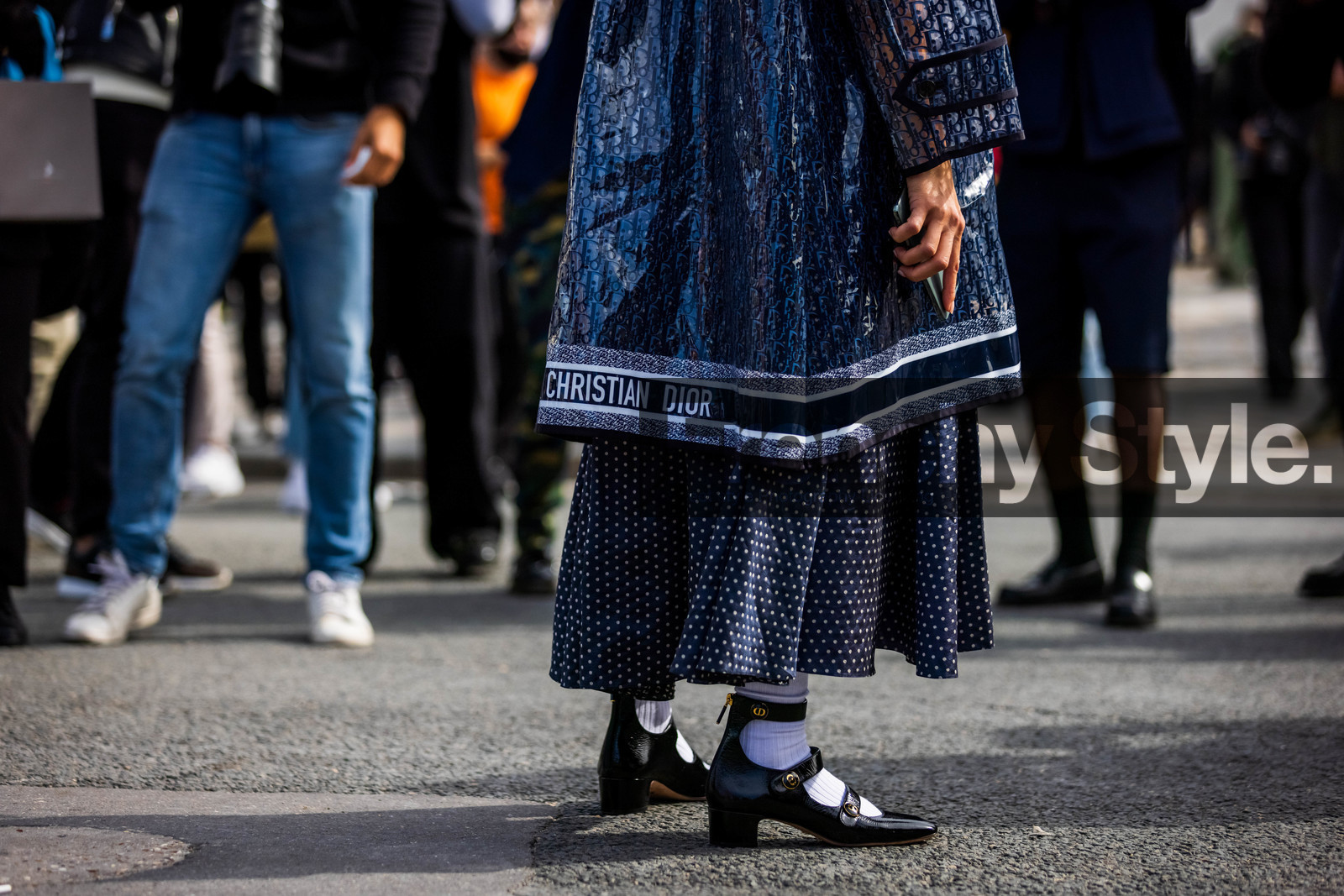 babies, bag, black babies, blazer, bra, checked print, checked skirt, color, crop top, dior bag, dior look, dior sandals, green bag, green blazer, green bra, green scarf, green skirt, mini skirt, pleated skirt, print, printed crop top, printed skirt, scarf, skirt, Tamara Kalinic, vinyl sandals, white bag, white crop top, white skirt, street style, jonathan paciullo, FW, frenchystyle, fashion week, PFW, PARIS, SPRING SUMMER 2022, SS 22, horizontal, atmosphere details