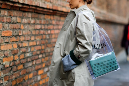 blue bag, céline, graphic bag, grey coat, leather bag, printed bag, transparent bag, fashion week, frenchystyle, FW, jonathan paciullo, street style, MFW, MILAN, AUTUMN WINTER 2018-2019, FALL WINTER 2018-2019, FW 18-19, horizontal, atmosphere details, sylvia haghjoo