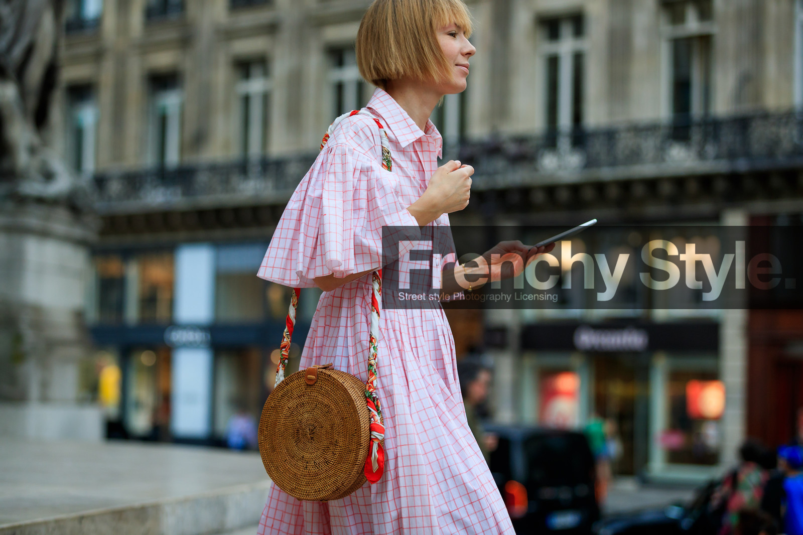 beige bag, graphic dress, leather bag, pink dress, pleated dress, pleats, printed dress, fashion week, frenchystyle, FW, jonathan paciullo, street style, PFW, PARIS, atmosphere details, horizontal, detail, AUTUMN WINTER 2018-2019, FALL WINTER 2018-2019, FW 18-19, vika gazinskaya