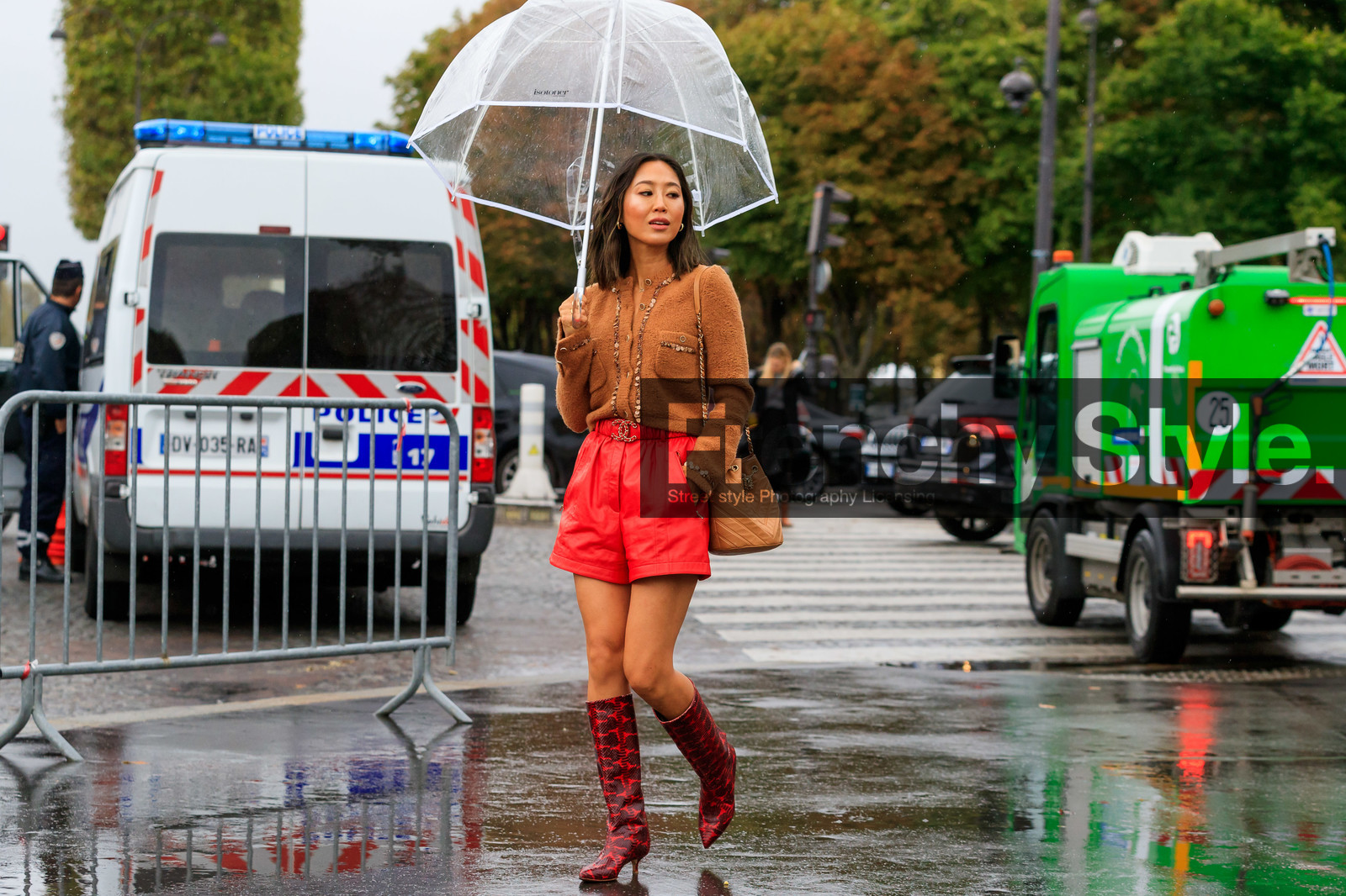 aimee song, beige jacket, tweed jacket, red leather shorts, red shorts, chanel belt, chanel jacket, chanel bag, belted shorts, red leather belt, red leather boots, high boots, kitten heels boots, bucket bag, beige leather bag, quilted bag, shoulder bag, chain strap bag, PARIS, PFW, SPRING SUMMER 2020, SS 20, fashion week, frenchystyle, FW, jonathan paciullo, street style, horizontal, atmosphere details, full length