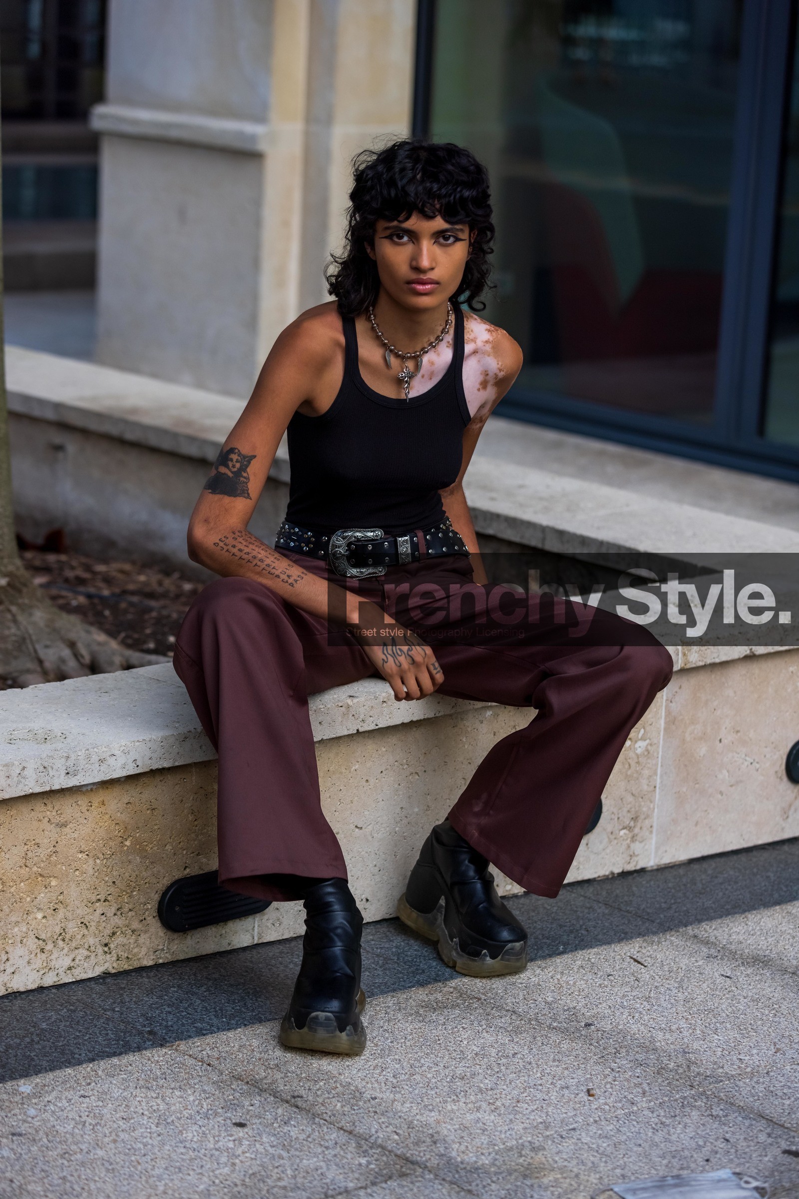 belt, black belt, black sneakers, black tank top, black top, brown pants, eyeliner, leather belt, makeup, necklace, Precilla Cheseaux, tank top, tattoo, western belt, street style, jonathan paciullo, FW, frenchystyle, fashion week, PFW, PARIS, SPRING SUMMER 2022, SS 22, vertical, atmosphere details