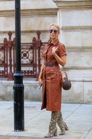 short sleeves dress, brown leather dress, belted dress, brown leather belt, mid long dress, button dress, safari dress, louis vuitton bag, monogrammed bag, golden chain strap bag, round shape bag, purple sunglasses, aviator sunglasses, gucci sunglasses, animal skin boots, high boots, high heels boots, fashion week, frenchystyle, FW, jonathan paciullo, street style, vertical, full length