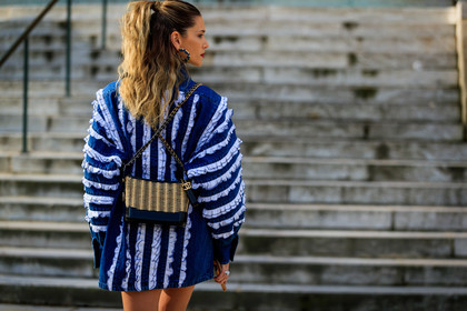 helena bordon, back details, backpack, denim, denim jacket, white jacket, blue jacket, ruffle jacket, straw bag, black leather bag, jacket dress, chanel bag, fashion week, frenchystyle, FW, jonathan paciullo, street style, PFW, PARIS, horizontal, atmosphere details, detail