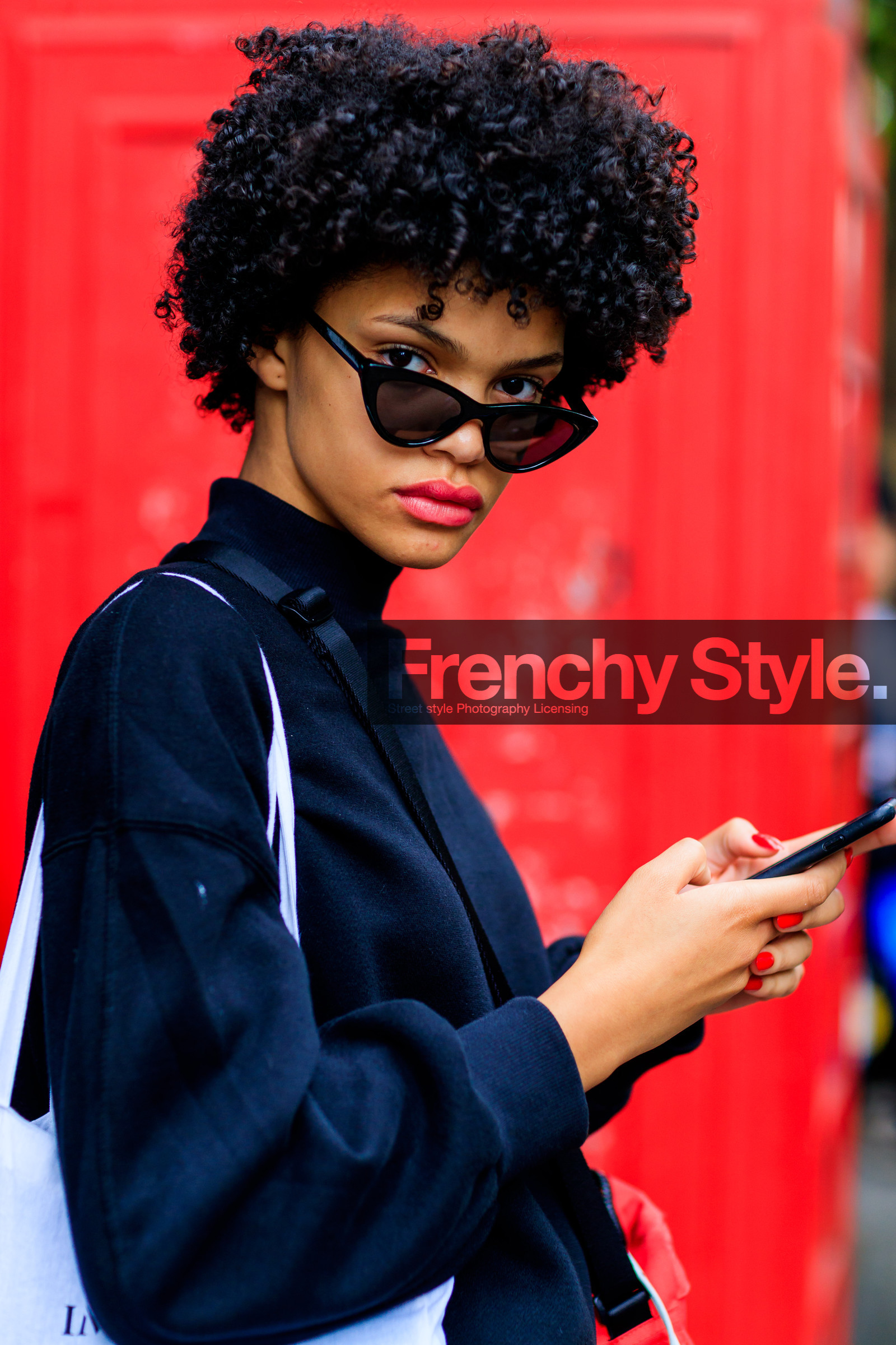 black jacket, iphone, model, short hair, sunglasses, fashion week, frenchystyle, FW, jonathan paciullo, street style, LFW, LONDON, SPRING SUMMER 2019, SS 19, vertical, detail, atmosphere details