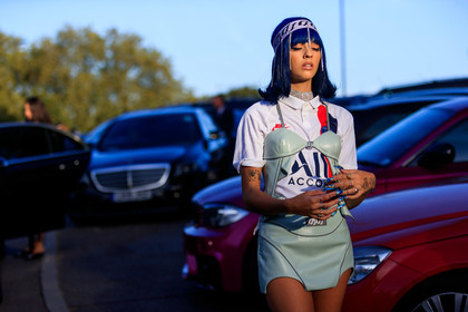 sita abellan, sportswear, sport t-shirt, football t-shirt, white t-shirt, printed t-shirt, navy blue hair, hair details, strassed headband, leather bra, leather skirt, light blue skirt, mini skirt, nails details, strassed nails, strassed chocker, big chocker, fashion week, frenchystyle, FW, jonathan paciullo, street style, atmosphere details, horizontal, detail