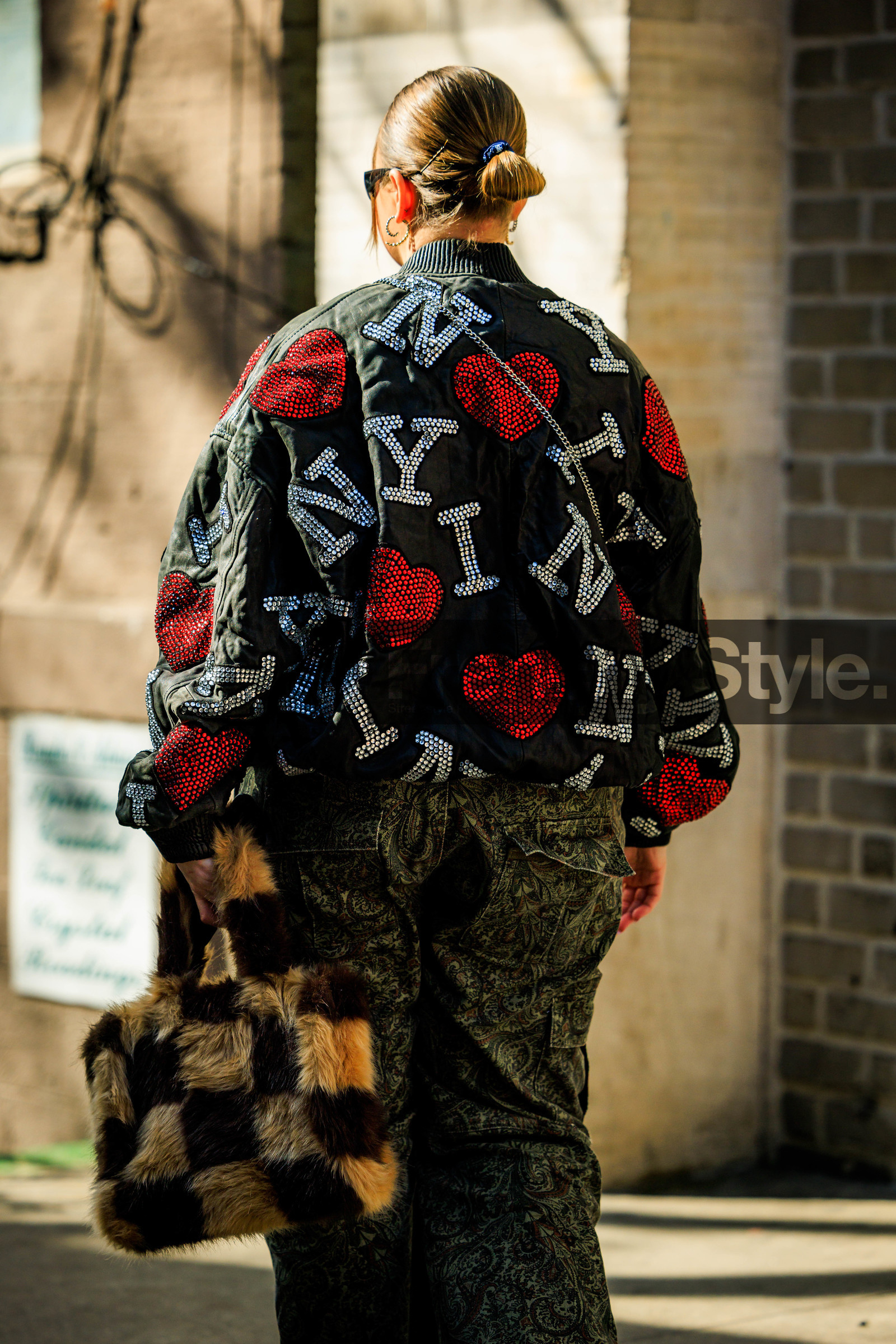 kaki pants, leather bomber jacket, black bomber jacket, furry handbag, brown handbag, ny jacket, black sunglasses, cargo pants, black fannypack, leather fannypack, street style, jonathan paciullo, FW, frenchystyle, fashion week, NYFW, NEW YORK, AUTUMN WINTER 2022-2023, FALL WINTER 2022_2023, FW 22-23, vertical, atmosphere details