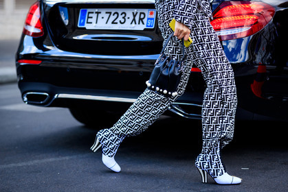 black and white bag, black and white shoes, black bag, fendi, graphic pants, high heels, leather bag, leather shoes, monogram, pearls, printed pants, printed shoes, trousers, PFW, fashion week, frenchystyle, FW, jonathan paciullo, street style, PARIS, horizontal, atmosphere details, detail, AUTUMN WINTER 2018-2019, FALL WINTER 2018-2019, FW 18-19
