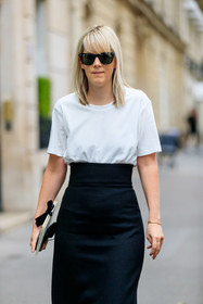 black skirt, black sunglasses, rayban sunglasses, high waist skirt, white t-shirt, short sleeves t-shirt, black and white look, fashion week, frenchystyle, FW, jonathan paciullo, street style, PFW, PARIS, AUTUMN WINTER 2021-2022, FALL WINTER 2021-2022, FW 21-22, vertical, atmosphere details, detail
