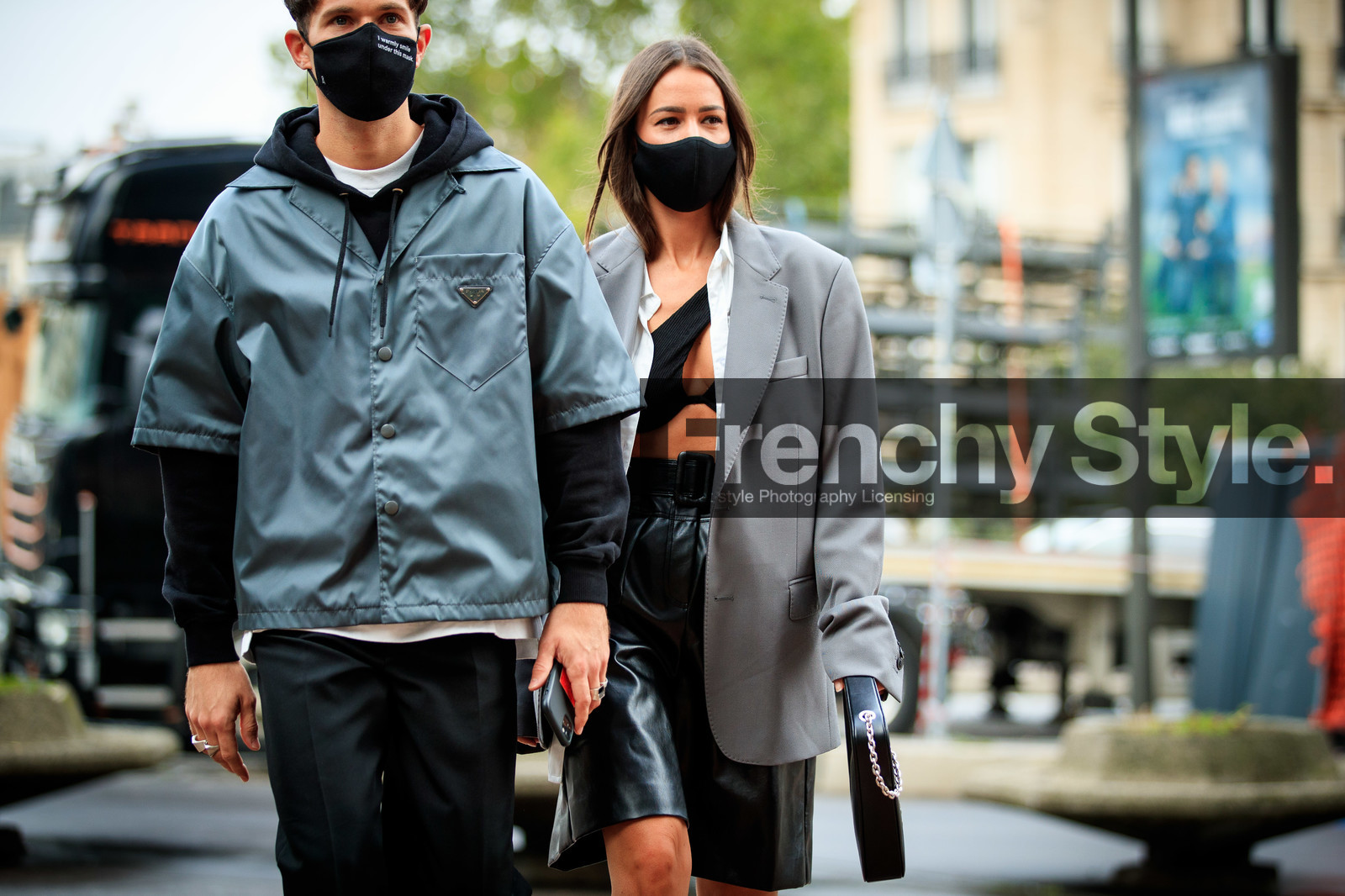 JS roques, grey jacket, short sleeves jacket, prada jacket, black hoodie, black pants, black leather loafers, big, sole shoes, big sole loafers, alice barbier, grey jacket, oversize jacket, white shirt, black leather bag, black leather shorts, coperni bag, square shape bag, hand bag, silvered chain strap bag, cropped top, black top, black bra, asymmetrical top, black leather bermuda shorts, covid face mask, fashion week, frenchystyle, FW, jonathan paciullo, street style, PFW, PARIS, SPRING SUMMER 2021, SS 21, horizontal, atmosphere details, detail