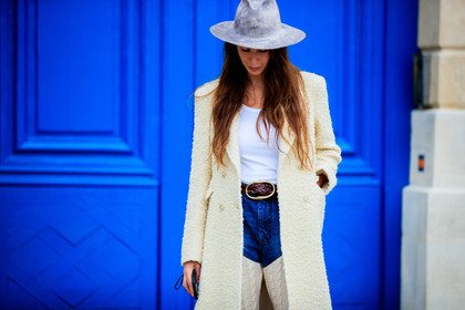 estelle pigault, white coat, long coat, denim, knit pants, knitwear, camel leather pants, flare pants, cowboy look, grey hat, fur coat, brown leather belt, plaited belt, fashion week, frenchystyle, FW, jonathan paciullo, street style, PFW, PARIS, SPRING SUMMER 2021, SS 21, horizontal, atmosphere details, detail