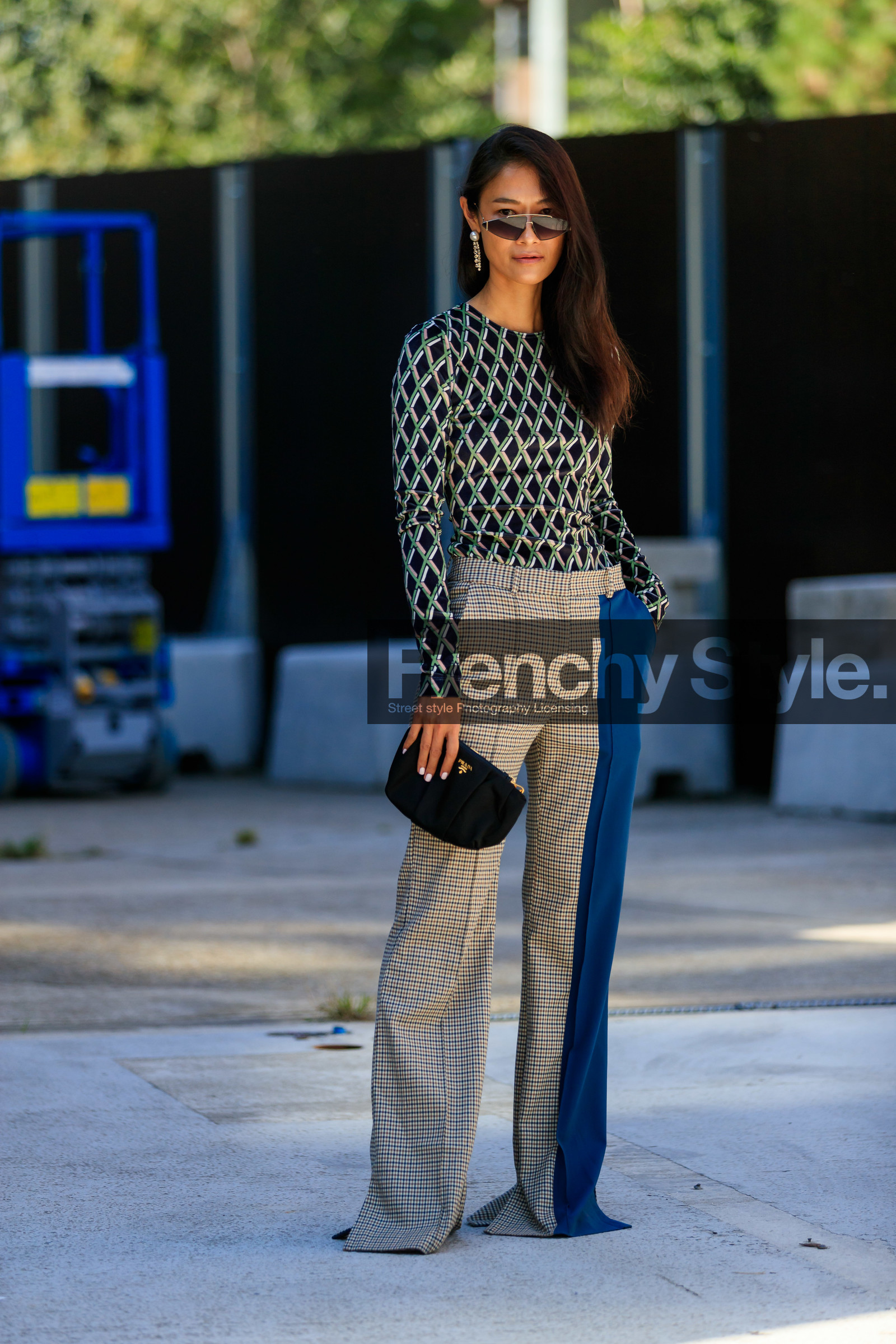 black top, velvet top, geometrical printed top, checked top, checked pants, beige pants, asymmetrical pants, long pants, navy blue pants, burberry sunglasses, future shape sunglasses, metalic frame sunglasses, prada bag, prada clutch, black clutch, tailored pants, aviator sunglasses, strassed earrings, dangling earrings, pearl earrings, fashion week, frenchystyle, FW, jonathan paciullo, street style, vertical, full length