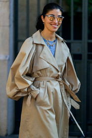 caroline issa, rayban sunglasses, mirror sunglasses, beige sunglasses, metalic frame sunglasses, beige trench coat, belted trench coat, balloon sleeves, golden necklace, big chain necklace, stone necklace, long necklace, grey top, fashion week, frenchystyle, FW, jonathan paciullo, street style, MFW, MILAN, AUTUMN WINTER 2020-2021, FALL WINTER 2020-2021, FW 20-21, vertical, atmosphere details, detail