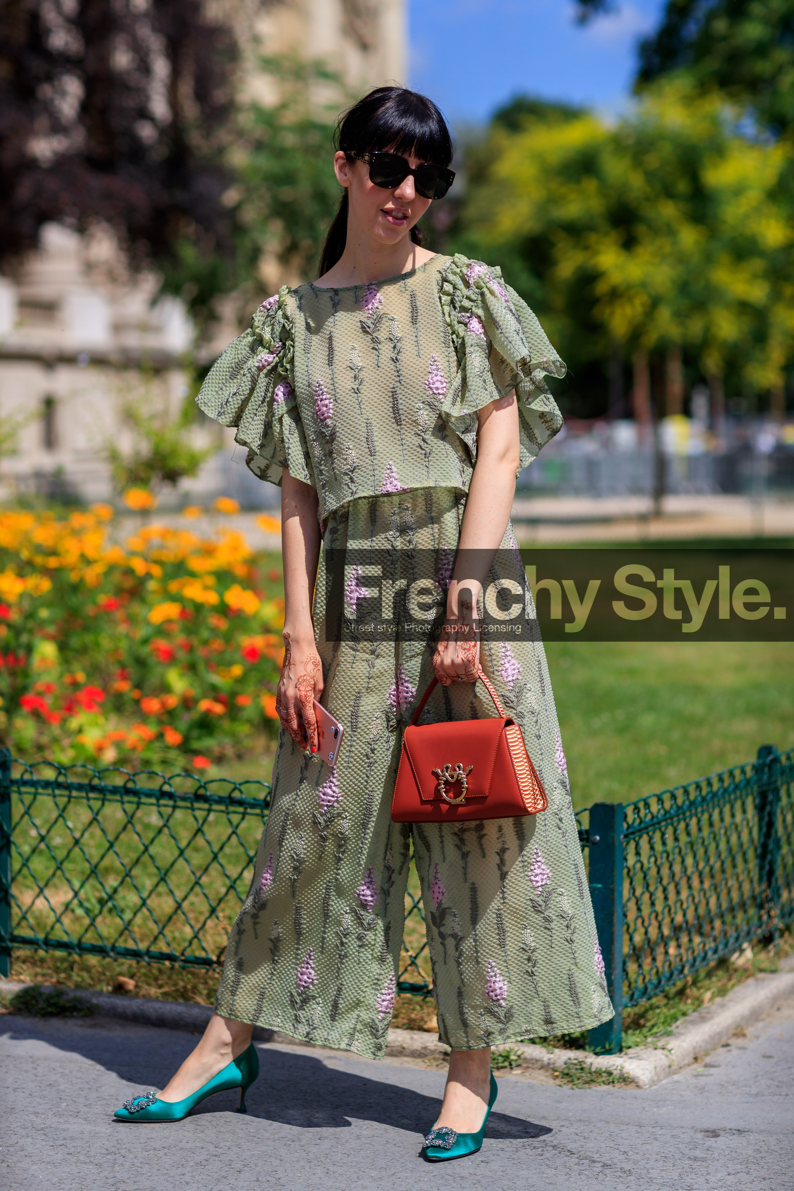 christian dior, graphic pants, graphic top, green pants, green shoes, green top, high heels, iphone, leather bag, leather shoes, printed pants, printed top, red bag, roger vivier, ruffles, sunglasses, tattoos, trousers, fashion week, frenchystyle, FW, jonathan paciullo, street style, PFW, PARIS, vertical, full length, AUTUMN WINTER 2018-2019, FALL WINTER 2018-2019, FW 18-19