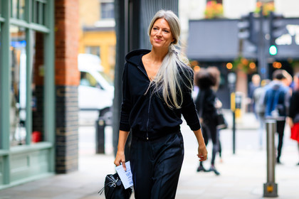 atmosphere details, black bag, black pants, black sweater, detail, fashion week, frenchystyle, FW, hoodie, horizontal, jonathan paciullo, leather bag, LFW, LONDON, sarah harris, SPRING SUMMER 2017, SS 17, street style, tone on tone, total look black, trousers, woman