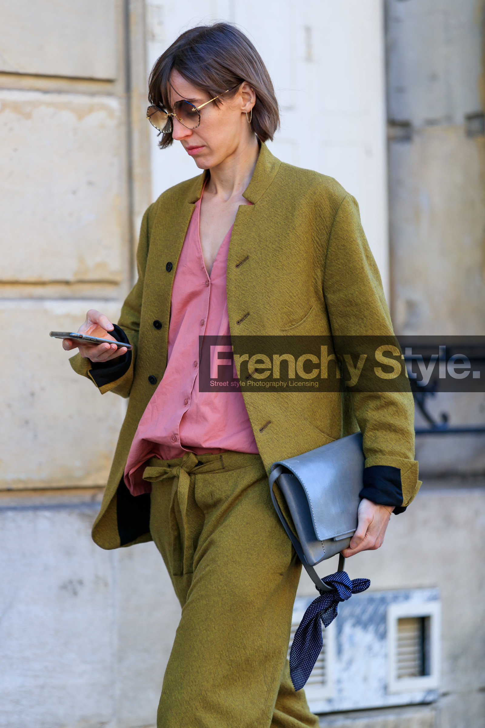 green jacket, green pants, grey bag, leather bag, pink shirt, sunglasses, trousers, PARIS, PFW, street style, jonathan paciullo, FW, frenchystyle, fashion week, AUTUMN WINTER 2019-2020, AW 19-20, FALL WINTER 2019-2020, FW 19-20, vertical, atmosphere details, detail