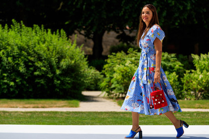 blue dress, blue shoes, graphic bag, graphic dress, high heels, leather bag, leather shoes, printed bag, printed dress, red bag, fashion week, frenchystyle, FW, jonathan paciullo, street style, PFW, PARIS, horizontal, atmosphere details, full length, AUTUMN WINTER 2018-2019, FALL WINTER 2018-2019, FW 18-19, laure heriard dubreuil