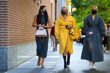 grey dress, long dress, sleeveless dress, high collar dress, knit dress, knitwear, light pink bag, nude bag, fendi bag, plastic bag, sheer bag, peekaboo bag, hand bag, light pink gloves, leather bag, leather gloves, golden strap bag, golden rings, multi bag, golden sandals, yellow dress, yellow jacket, jacket dress, long dress, belted dress, belted jacket, long sleeves dress, dress shirt, yellow bag, yellow leather bag, fendi bag, openwork bag, peekaboo bag, multi bag, hand bag, black boots, high boots, high heels boots, fendi boots, golden necklace, long necklace, stone necklace, fendi look, fendi dressblack leather sandals, golden chain sandals, multi straps sandals, grey coat, grey dress, dress coat, belted coat, belted dress, long coat, crossbody bag, light pink bag, light pink leather bag, mini bag, fendi bag, fendi coat, fendi boots, diamond earrings, round shape earrings, celine earrings, golden chain strap bag, white leather boots, oversize shoulder, covid face mask, tamara kalinic, nina suess, caro daur, fashion week, frenchystyle, FW, jonathan paciullo, street style, MFW, MILAN, SPRING SUMMER 2021, SS 21, horizontal, atmosphere details, full length