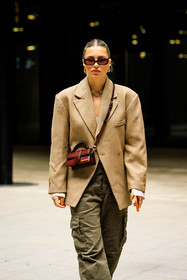 purple glasses, beige blazer, golden loops, chain necklace, jacquemus bag, crossbody bag, burgundy bag, cargo pants, kaki pants, fashion week, frenchystyle, FW, jonathan paciullo, street style, AUTUMN WINTER 2022-2023, FALL WINTER 2022_2023, FW 22-23, PFW, PARIS, vertical, detail