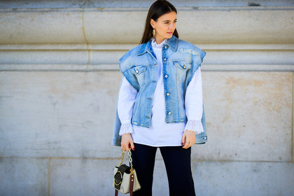 atmosphere details, AUTUMN WINTER 2017-2018, AW 17-18, beige bag, black and white bag, black pants, blue denim, denim jacket, detail, FALL WINTER 2017-2018, fashion week, frenchystyle, FW, FW 17-18, horizontal, jonathan paciullo, leather bag, PARIS, PFW, sleeveless, street style, trousers, white shirt, zina charkoplia