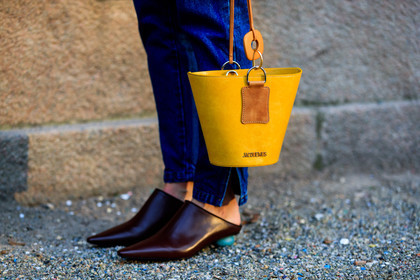 blue denim, brown shoes, denim pants, jacquemus, jeans, leather bag, leather shoes, trousers, yellow bag, fashion week, frenchystyle, FW, jonathan paciullo, street style, MFW, MILAN, AUTUMN WINTER 2018-2019, FALL WINTER 2018-2019, FW 18-19, horizontal, atmosphere details, linda tol