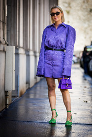 attico dress, bag, belt, black belt, black sunglasses, bottega veneta sandals, chiquito bag, color, dress, green sandals, jacquemus bag, Justyna Czerniak, leather bag, prada belt, printed dress, purple bag, purple dress, sandals, short dress, sunglasses, street style, jonathan paciullo, FW, frenchystyle, fashion week, PFW, PARIS, SPRING SUMMER 2022, SS 22, vertical, full length