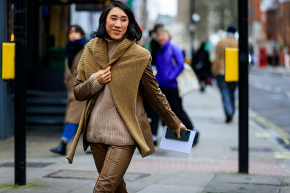 eva chen, kaki leather jacket, kaki leather pants, kaki pullover, beige pullover, turtleneck pullover, fashion week, frenchystyle, FW, jonathan paciullo, street style, LFW, LONDON, AUTUMN WINTER 2020-2021, FALL WINTER 2020-2021, FW 20-21, horizontal, atmosphere details, detail