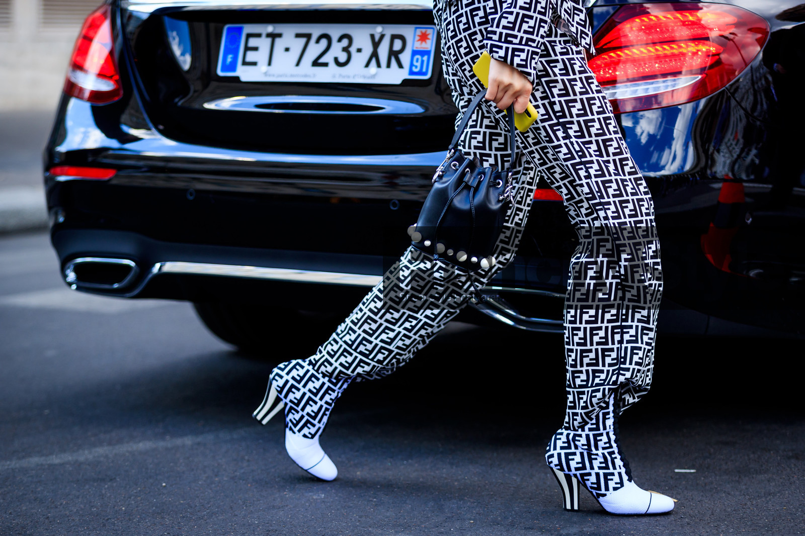 black and white bag, black and white shoes, black bag, fendi, graphic pants, high heels, leather bag, leather shoes, monogram, pearls, printed pants, printed shoes, trousers, PFW, fashion week, frenchystyle, FW, jonathan paciullo, street style, PARIS, horizontal, atmosphere details, detail, AUTUMN WINTER 2018-2019, FALL WINTER 2018-2019, FW 18-19