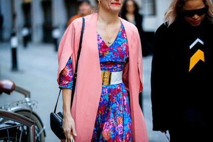 black bag, blue dress, chanel, floral, flowers, graphic dress, leather bag, leather belt, pink coat, printed dress, white belt, fashion week, frenchystyle, FW, jonathan paciullo, street style, LFW, LONDON, AUTUMN WINTER 2019-2020, AW 19-20, FW 19-20, FALL WINTER 2019-2020, horizontal, atmosphere details, detail