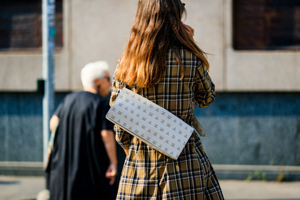 brown dress, checked, graphic bag, graphic dress, leather bag, max mara, monogram, plaid, printed bag, printed dress, tartan, white bag, street style, jonathan paciullo, FW, frenchystyle, fashion week, MFW, MILAN, SPRING SUMMER 2019, SS 19, atmosphere details, horizontal, detail