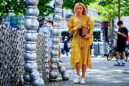 atmosphere details, brown bag, embroidered shoes, fashion week, floral, flower, frenchystyle, full length, FW, gucci, horizontal, jonathan paciullo, julia k, leather bag, leather shoes, louis vuitton, MENSWEAR, monogram, PARIS, pearls, PFW, printed dress, SPRING SUMMER 2018, SS 18, street style, sunglasses, white sneakers, yellow dress