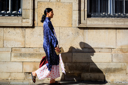 black shoes, blue dress, graphic dress, leather shoes, printed dress, fashion week, frenchystyle, FW, jonathan paciullo, street style, PFW, PARIS, horizontal, atmosphere details, full length, AUTUMN WINTER 2018-2019, FALL WINTER 2018-2019, FW 18-19, caroline issa