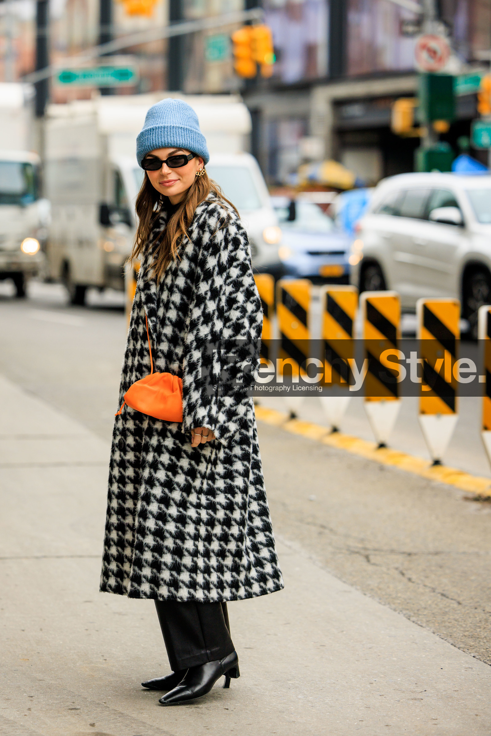 orange crossbody, leather crossbody bag, mini crossbody, black sunglasses, blue beanie, knitted, beanie, gucci earrings, black pants, black bottines, black and white coat, black turtleneck, Allegra shaw, street style, jonathan paciullo, FW, frenchystyle, fashion week, NYFW, NEW YORK, AUTUMN WINTER 2022-2023, FALL WINTER 2022_2023, FW 22-23, vertical, full length
