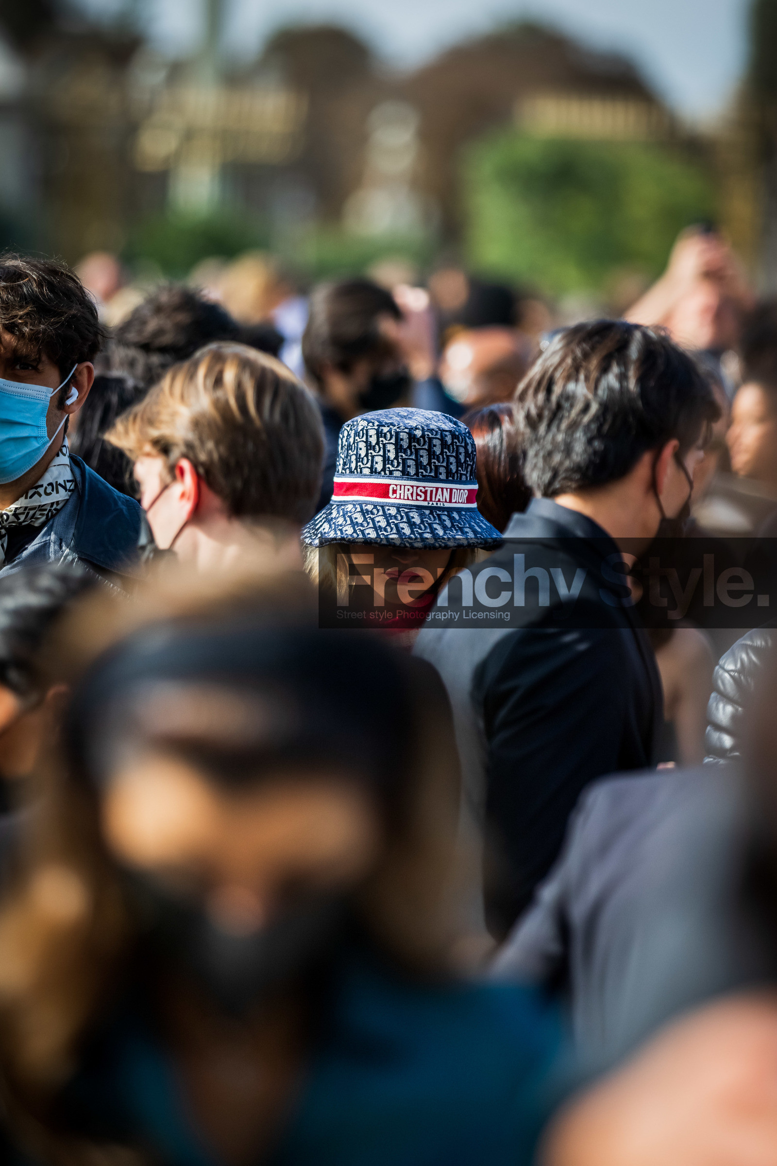 bob, Chloé Lecareux, dior logo, logo print, navy bob, printed bob, street style, jonathan paciullo, FW, frenchystyle, fashion week, PFW, PARIS, SPRING SUMMER 2022, SS 22, vertical, atmosphere details