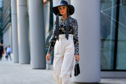 xnenia adonts, black hat, jacquard pullover, tight pullover, grey pullover, white pants, carrot pants, high waist pants, paper bag pants, stella mccartney bag, chain strap bag, hand bag, fashion week, frenchystyle, FW, jonathan paciullo, street style, MFW, MILAN, SPRING SUMMER 2020, SS 20