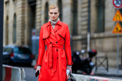 model, red trench coat, red polish trench coat, polish trench coat, vinyl trenchcoat, belted trench coat, light grey pullover, turtleneck pullover, square shape earrings, golden earrings, fashion week, frenchystyle, FW, jonathan paciullo, street style, PFW, PARIS, horizontal, atmosphere details, detail