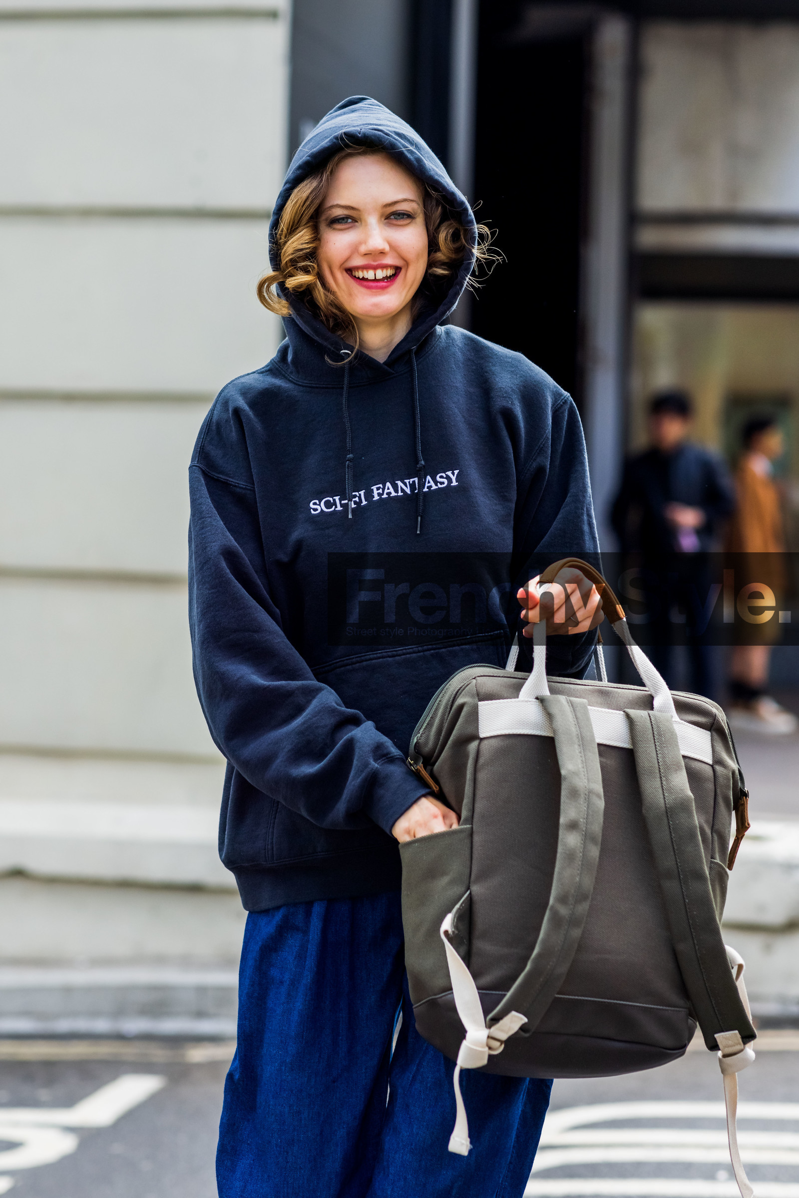 Lindsey Wixson, hoodie, navy blue, backpack, fashion week, frenchystyle, FW, jonathan paciullo, street style, SPRING SUMMER 2022, SS 22, LFW, LONDON, vertical, atmosphere details, detail, model