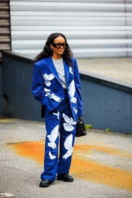 blue suit, birds suit, printed suit, black sunglasses, black handbag, grey tshirt, black shoes, coperni, street style, jonathan paciullo, FW, frenchystyle, fashion week, AUTUMN WINTER 2022-2023, FALL WINTER 2022_2023, FW 22-23, PFW, PARIS, full length, vertical