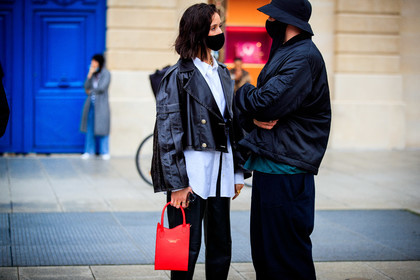 alexandra guerain, black jacket, black leather pants, cropped jacket, pleated jacket, white shirt, red leather bag, hand bag, victoria tomas bag, golden ring, golden hearcuff, golden earrings, diamond earrings, louis vuitton ring, black leather jacket, covid face mask, fashion week, frenchystyle, FW, jonathan paciullo, street style, PFW, PARIS, SPRING SUMMER 2021, SS 21, horizontal, atmosphere details, detail