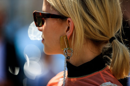 earrings, ponytail, sunglasses, fashion week, frenchystyle, FW, jonathan paciullo, street style, PFW, PARIS, atmosphere details, horizontal, detail, AUTUMN WINTER 2018-2019, FALL WINTER 2018-2019, FW 18-19, caro daur