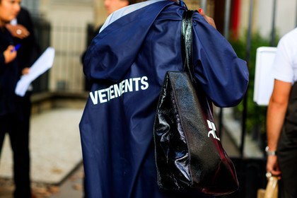atmosphere details, black bag, blue coat, courrèges, detail, fashion week, frenchystyle, FW, horizontal, jonathan paciullo, leather bag, PARIS, PFW, raincoat, SPRING SUMMER 2018, SS 18, street style, vinyl, vêtements